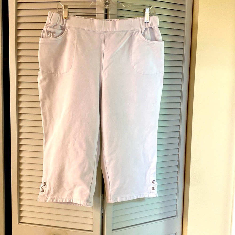 White Capri Dream Jeans by Quacker Factory size Medium